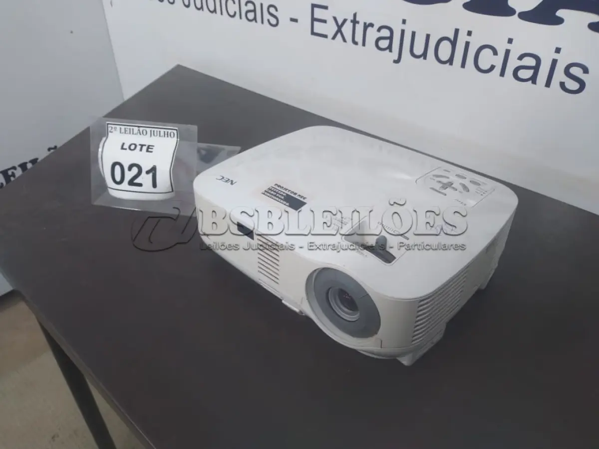 LOTE 021 - 01 PROJETOR MARCA NEC. (NO ESTADO) ATENÇÃO! FAZER A VISITAÇÃO ANTES DE ARREMATAR, NÃO SABEMOS SE FUNCIONA. LEILÃO NÃO TEM GARANTIA E NEM DEVOLUÇÃO, SUJEITO A POSSÍVEIS AVARIAS VISÍVEIS/OCULTAS E/OU AUSÊNCIA DE COMPONENTES.