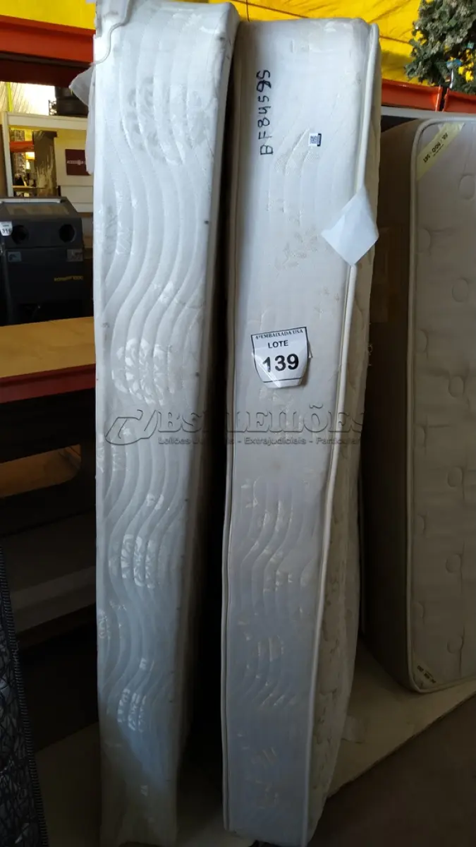 LOTE 139 - 01 COLCHÃO SOLTEIRO COM BASE. (NO ESTADO EM QUE SE ENCONTRA. SUJEITO A AVARIAS OCULTAS/VISÍVEIS.) BF8459S/AV9948V