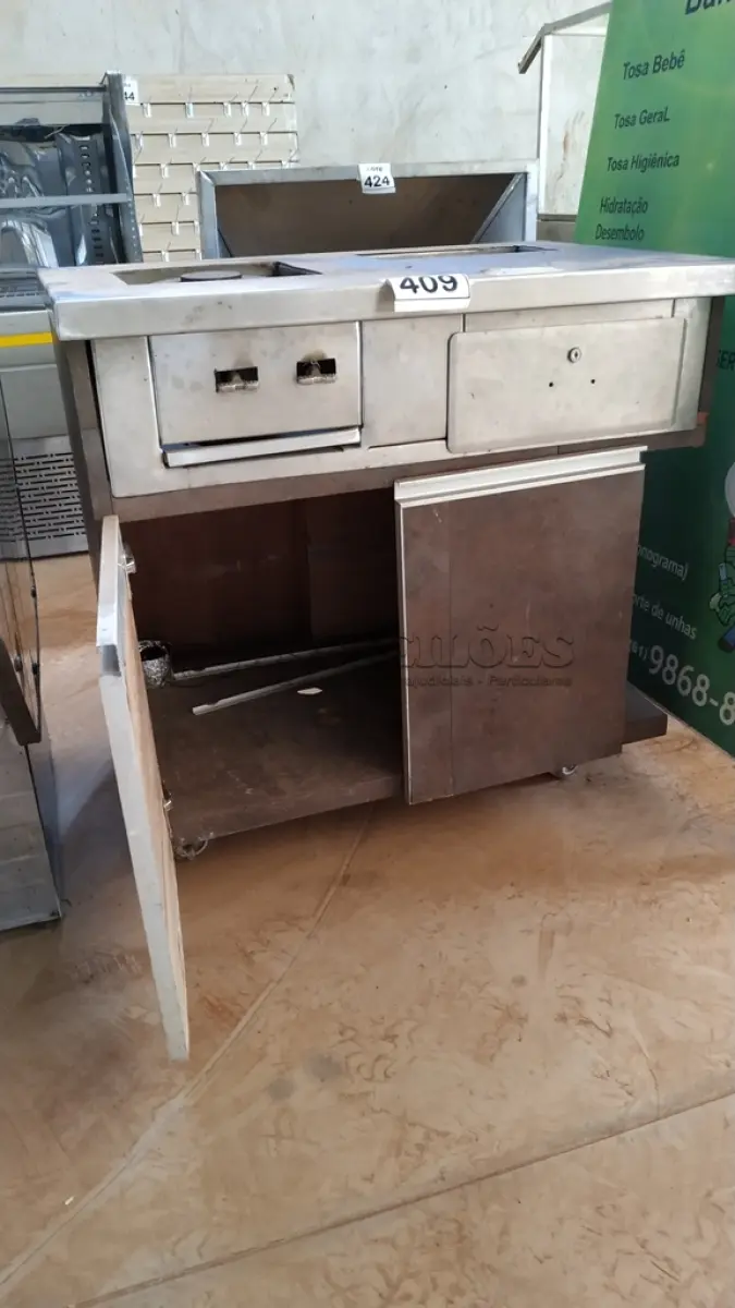 LOTE 409 - 01 BALCÃO COM FOGÃO DE 01 BOCA. (NO ESTADO) ATENÇÃO! FAZER A VISITAÇÃO ANTES DE ARREMATAR, NÃO SABEMOS SE FUNCIONA. LEILÃO NÃO TEM GARANTIA E NEM DEVOLUÇÃO, SUJEITO A POSSÍVEIS AVARIAS VISÍVEIS/OCULTAS E/OU AUSÊNCIA DE COMPONENTES.