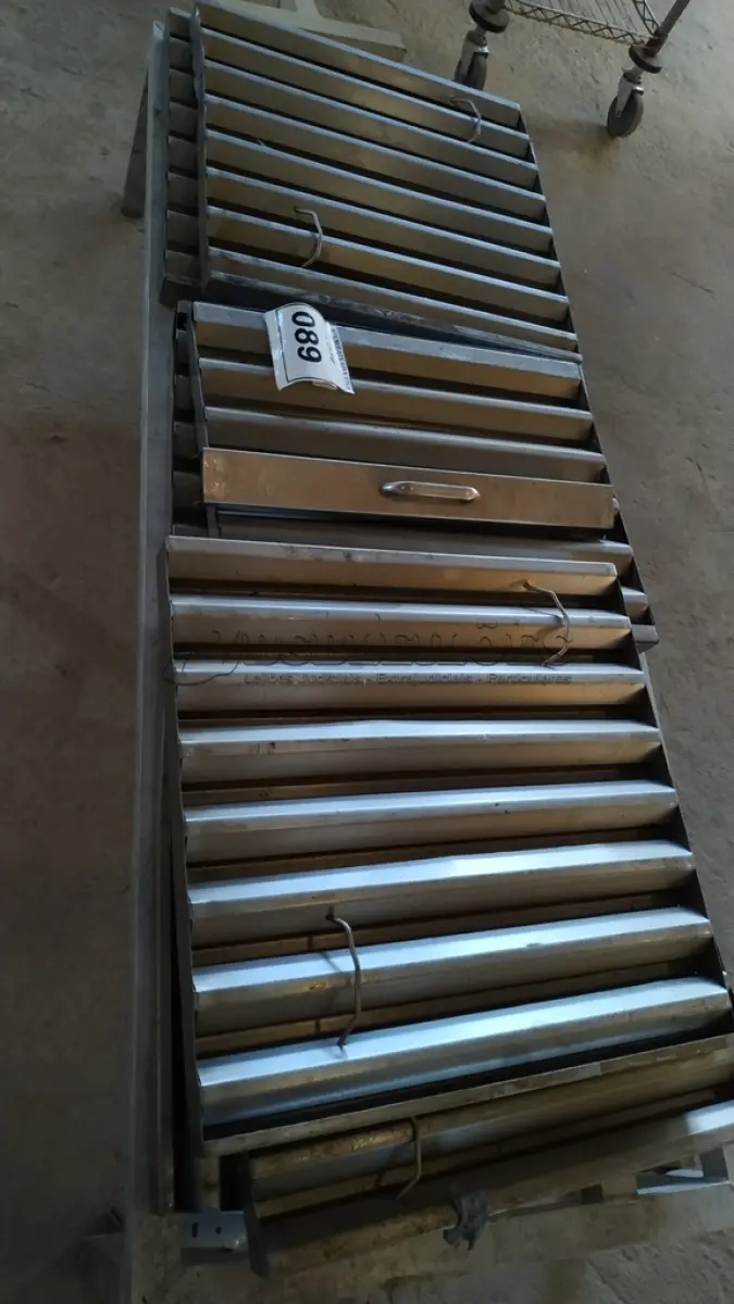 LOTE 089 - 07 TELAS PARA COIFA E 01 SUPORTE EM ALUMÍNIO PARA BALCÃO. (NO ESTADO EM QUE SE ENCONTRA. SUJEITO A AVARIAS OCULTAS/VISÍVEIS.)