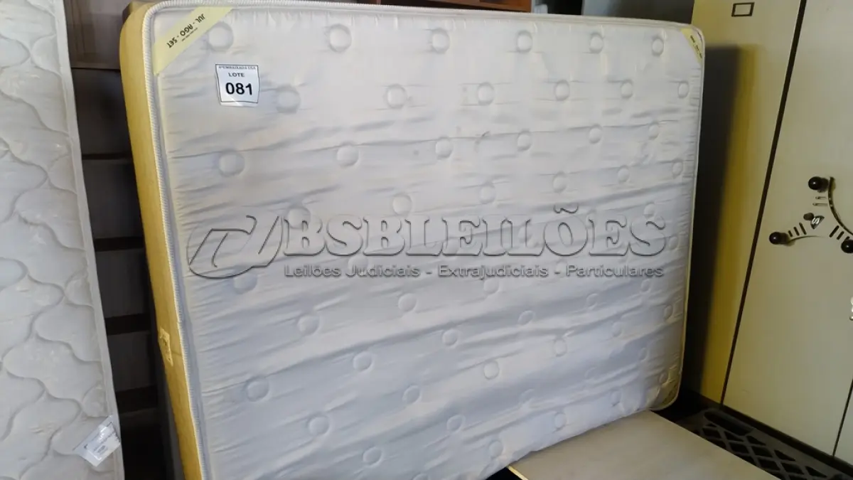 LOTE 081 - 01 COLCHÃO DE CASAL COM BASE. (NO ESTADO EM QUE SE ENCONTRA. SUJEITO A AVARIAS OCULTAS/VISÍVEIS.) BJ6903C