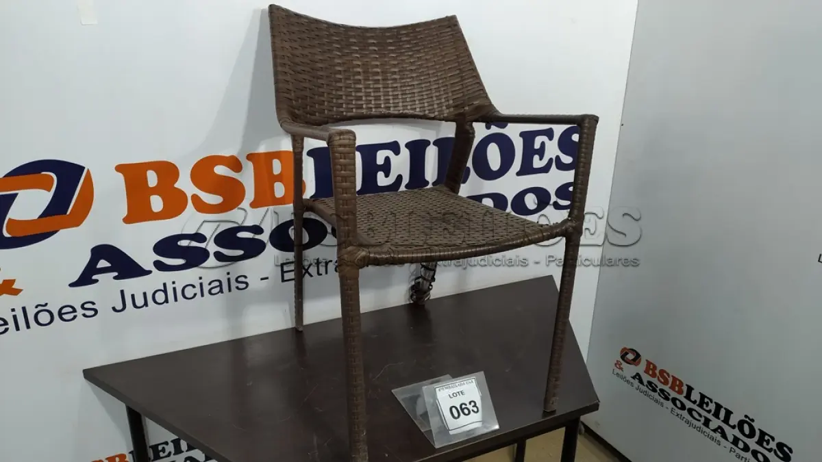LOTE 063 - 01 CADEIRA DE JARDIM. (NO ESTADO EM QUE SE ENCONTRA. SUJEITO A AVARIAS OCULTAS/VISÍVEIS.) BH1581U