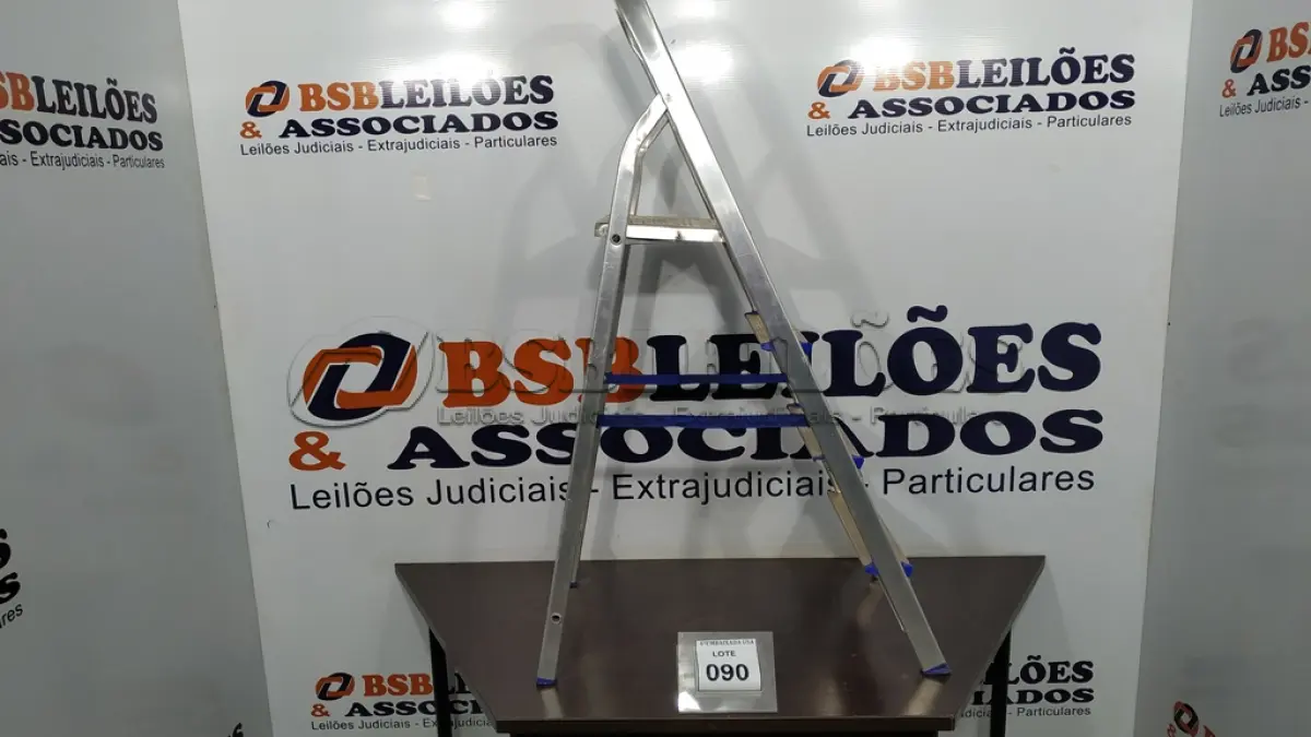 LOTE 090 - 01 ESCADA. (NO ESTADO EM QUE SE ENCONTRA. SUJEITO A AVARIAS OCULTAS/VISÍVEIS.)