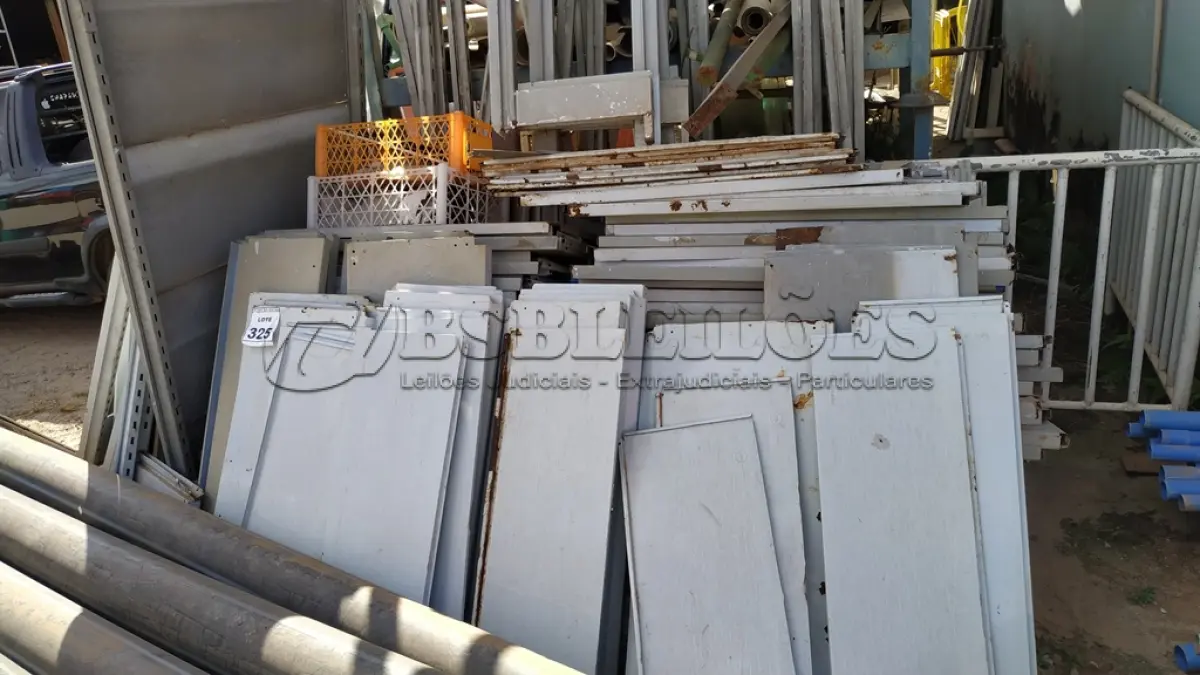 LOTE 325 - 01 LOTE COM VÁRIAS PEÇAS DE GÔNDOLAS DESMONTADAS. (NO ESTADO) ATENÇÃO! FAZER A VISITAÇÃO ANTES DE ARREMATAR, NÃO SABEMOS SE FUNCIONA. LEILÃO NÃO TEM GARANTIA E NEM DEVOLUÇÃO, SUJEITO A POSSÍVEIS AVARIAS VISÍVEIS/OCULTAS E/OU AUSÊNCIA DE COMPONENTES.