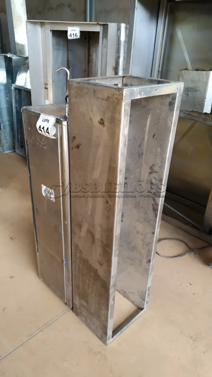 LOTE 414 - 01 BEBEDOURO EM INOX E 01 PRATELEIRA EM INOX. (NO ESTADO) ATENÇÃO! FAZER A VISITAÇÃO ANTES DE ARREMATAR, NÃO SABEMOS SE FUNCIONA. LEILÃO NÃO TEM GARANTIA E NEM DEVOLUÇÃO, SUJEITO A POSSÍVEIS AVARIAS VISÍVEIS/OCULTAS E/OU AUSÊNCIA DE COMPONENTES.