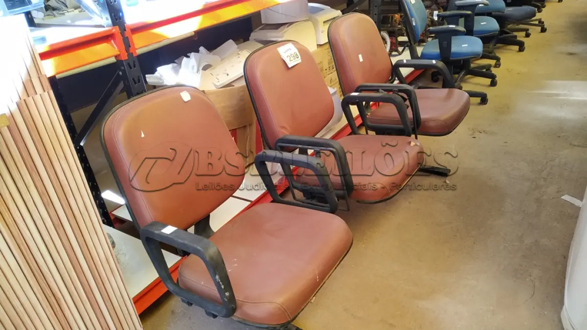 LOTE 298 - 01 LONGARINA COM 03 LUGARES. (NO ESTADO) ATENÇÃO! FAZER A VISITAÇÃO ANTES DE ARREMATAR, NÃO SABEMOS SE FUNCIONA. LEILÃO NÃO TEM GARANTIA E NEM DEVOLUÇÃO, SUJEITO A POSSÍVEIS AVARIAS VISÍVEIS/OCULTAS E/OU AUSÊNCIA DE COMPONENTES.