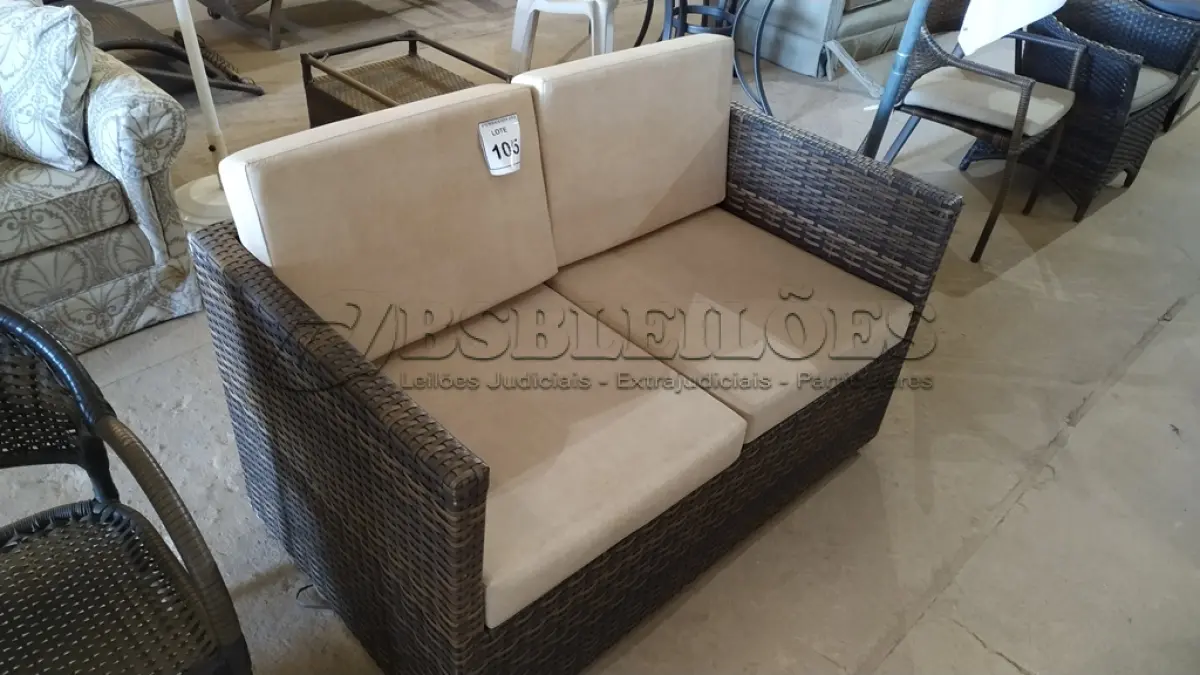 LOTE 105 - 01 SOFÁ DE JARDIM. (NO ESTADO EM QUE SE ENCONTRA. SUJEITO A AVARIAS OCULTAS/VISÍVEIS.) BF8656P