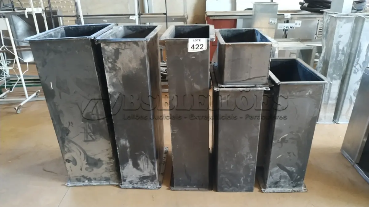 LOTE 422 - 01 LOTE COM VÁRIAS PEÇAS DE CHAMINÉ . (NO ESTADO) ATENÇÃO! FAZER A VISITAÇÃO ANTES DE ARREMATAR, NÃO SABEMOS SE FUNCIONA. LEILÃO NÃO TEM GARANTIA E NEM DEVOLUÇÃO, SUJEITO A POSSÍVEIS AVARIAS VISÍVEIS/OCULTAS E/OU AUSÊNCIA DE COMPONENTES.