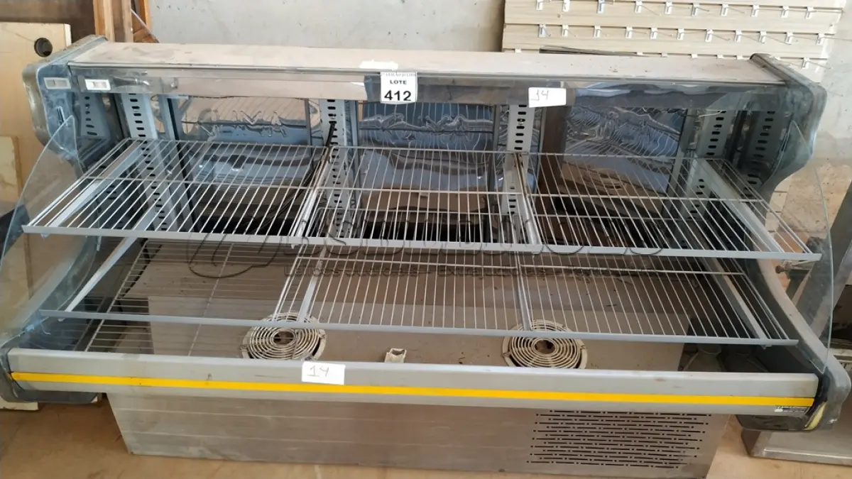 LOTE 412 - 01 BALCÃO EXPOSITOR REFRIGERADO. (NO ESTADO) ATENÇÃO! FAZER A VISITAÇÃO ANTES DE ARREMATAR, NÃO SABEMOS SE FUNCIONA. LEILÃO NÃO TEM GARANTIA E NEM DEVOLUÇÃO, SUJEITO A POSSÍVEIS AVARIAS VISÍVEIS/OCULTAS E/OU AUSÊNCIA DE COMPONENTES.