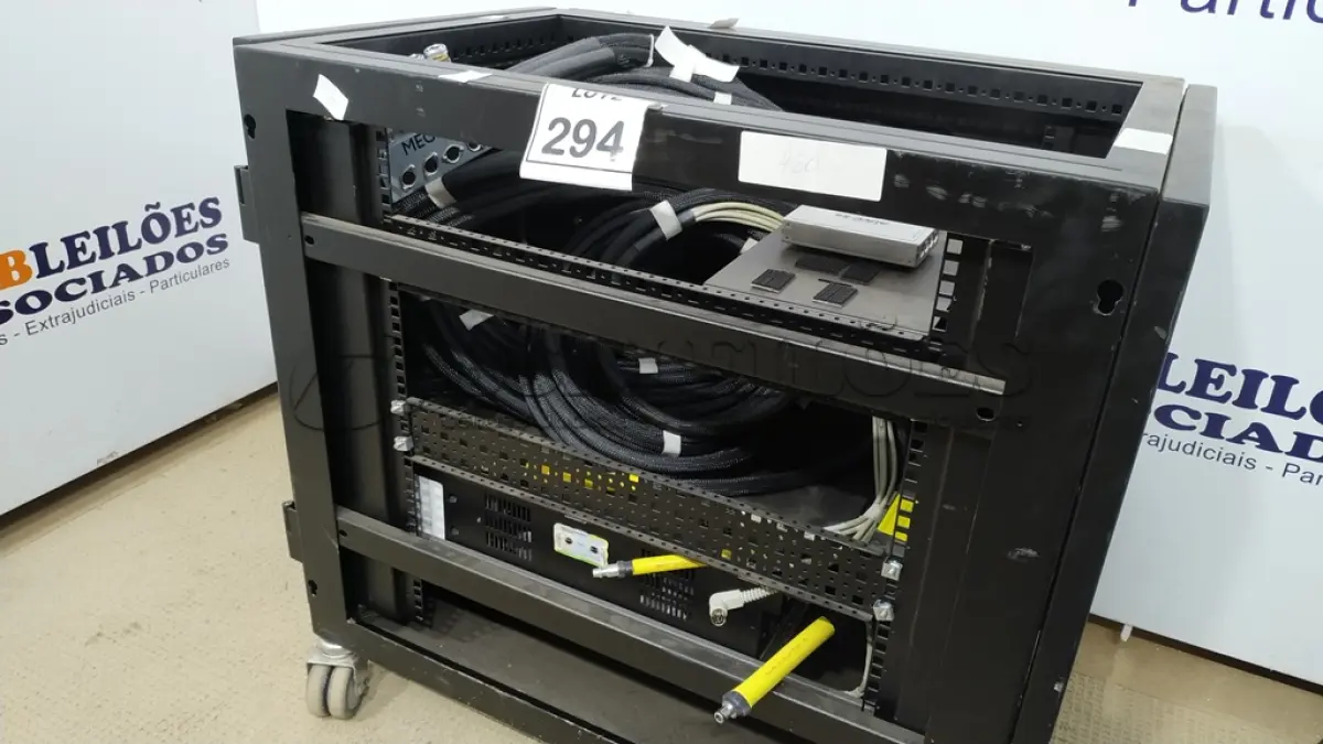 LOTE 294 - 01 RACK DE SERVIDOR DE INTERNET COM TUBULAÇÃO DE RESFRIAMENTO E ACESSÓRIOS.(NO ESTADO) ATENÇÃO! FAZER A VISITAÇÃO ANTES DE ARREMATAR, NÃO SABEMOS SE FUNCIONA. LEILÃO NÃO TEM GARANTIA E NEM DEVOLUÇÃO, SUJEITO A POSSÍVEIS AVARIAS VISÍVEIS/OCULTAS E/OU AUSÊNCIA DE COMPONENTES.