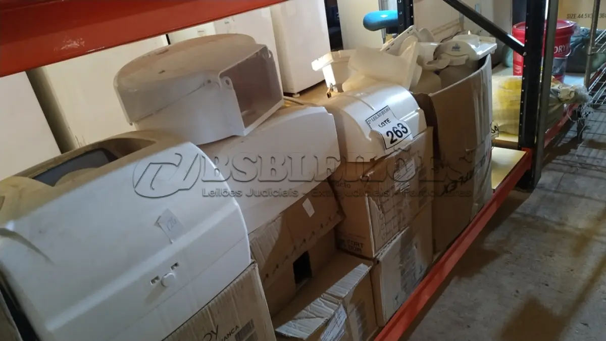 LOTE 263 - 01 LOTE COM GRANDE QUANTIDADE DE DISPENSES PARA PAPEL E SABÃO. (NO ESTADO) ATENÇÃO! FAZER A VISITAÇÃO ANTES DE ARREMATAR, NÃO SABEMOS SE FUNCIONA. LEILÃO NÃO TEM GARANTIA E NEM DEVOLUÇÃO, SUJEITO A POSSÍVEIS AVARIAS VISÍVEIS/OCULTAS E/OU AUSÊNCIA DE COMPONENTES.