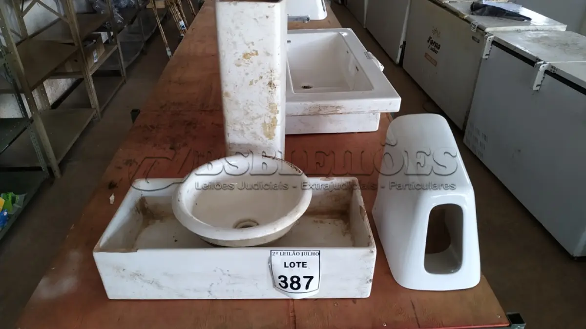 LOTE 387 - 02 LAVATÓRIOS PARA BANHEIRO COM COLUNA. (NO ESTADO) ATENÇÃO! FAZER A VISITAÇÃO ANTES DE ARREMATAR, NÃO SABEMOS SE FUNCIONA. LEILÃO NÃO TEM GARANTIA E NEM DEVOLUÇÃO, SUJEITO A POSSÍVEIS AVARIAS VISÍVEIS/OCULTAS E/OU AUSÊNCIA DE COMPONENTES.