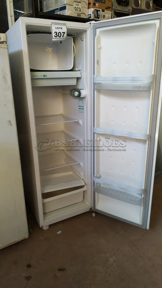 LOTE 307 - 01 GELADEIRA MARCA CONSUL 220W. (NO ESTADO) ATENÇÃO! FAZER A VISITAÇÃO ANTES DE ARREMATAR, NÃO SABEMOS SE FUNCIONA. LEILÃO NÃO TEM GARANTIA E NEM DEVOLUÇÃO, SUJEITO A POSSÍVEIS AVARIAS VISÍVEIS/OCULTAS E/OU AUSÊNCIA DE COMPONENTES.