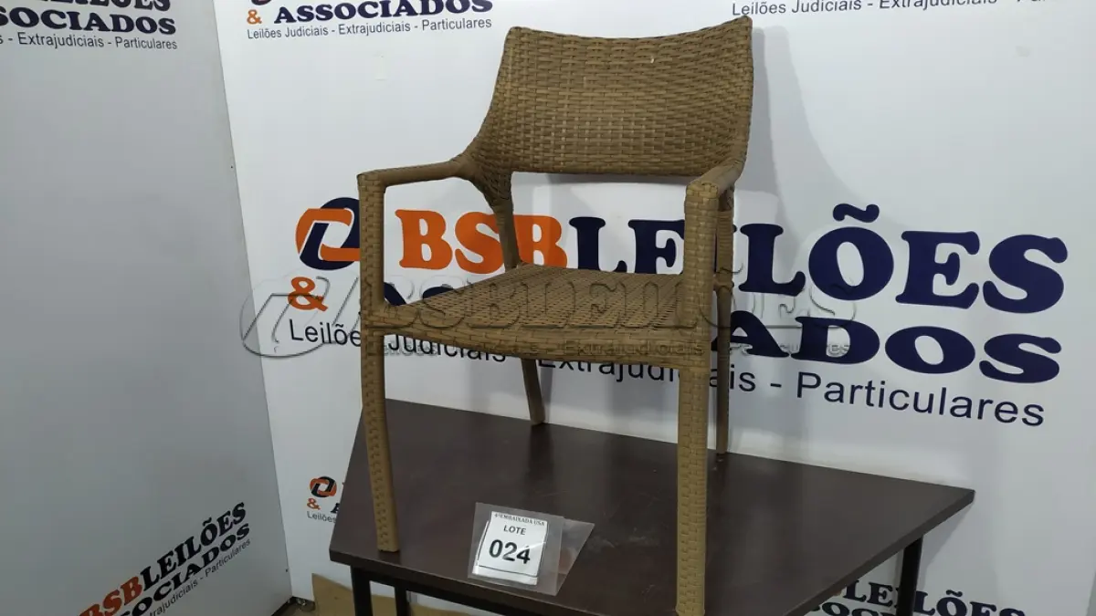 LOTE 024 - 01 CADEIRA DE JARDIM. (NO ESTADO EM QUE SE ENCONTRA. SUJEITO A AVARIAS OCULTAS/VISÍVEIS.)  BH1516V