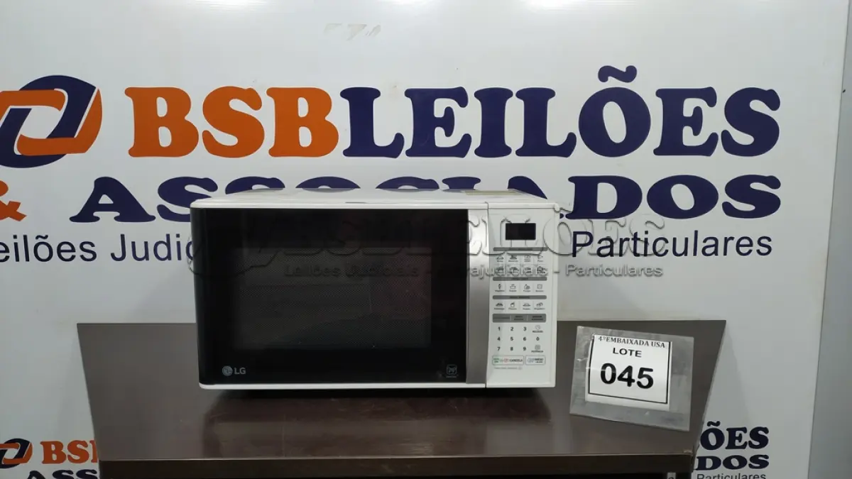 LOTE 045 - 01 MICRO-ONDAS LG 127V. (NO ESTADO EM QUE SE ENCONTRA. SUJEITO A AVARIAS OCULTAS/VISÍVEIS.) AV9917Y