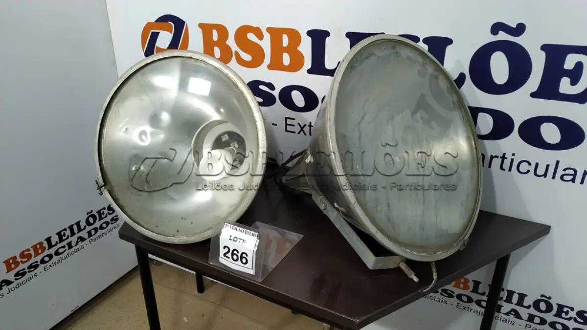 LOTE 266 - 02 LUMINÁRIAS PARA GALPÃO.  (NO ESTADO) ATENÇÃO! FAZER A VISITAÇÃO ANTES DE ARREMATAR, NÃO SABEMOS SE FUNCIONA. LEILÃO NÃO TEM GARANTIA E NEM DEVOLUÇÃO, SUJEITO A POSSÍVEIS AVARIAS VISÍVEIS/OCULTAS E/OU AUSÊNCIA DE COMPONENTES.