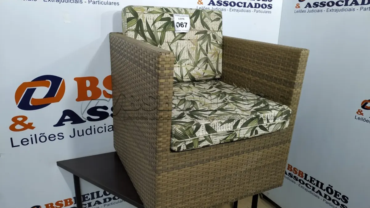 LOTE 067 - 01 POLTRONA DE JARDIM. (NO ESTADO EM QUE SE ENCONTRA. SUJEITO A AVARIAS OCULTAS/VISÍVEIS.)  BH1517E