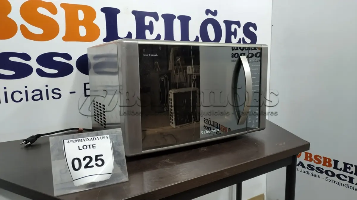 LOTE 025 - 01 MICRO-ONDAS ELECTROLUX 220V. (NO ESTADO EM QUE SE ENCONTRA. SUJEITO A AVARIAS OCULTAS/VISÍVEIS.) AV9696Y