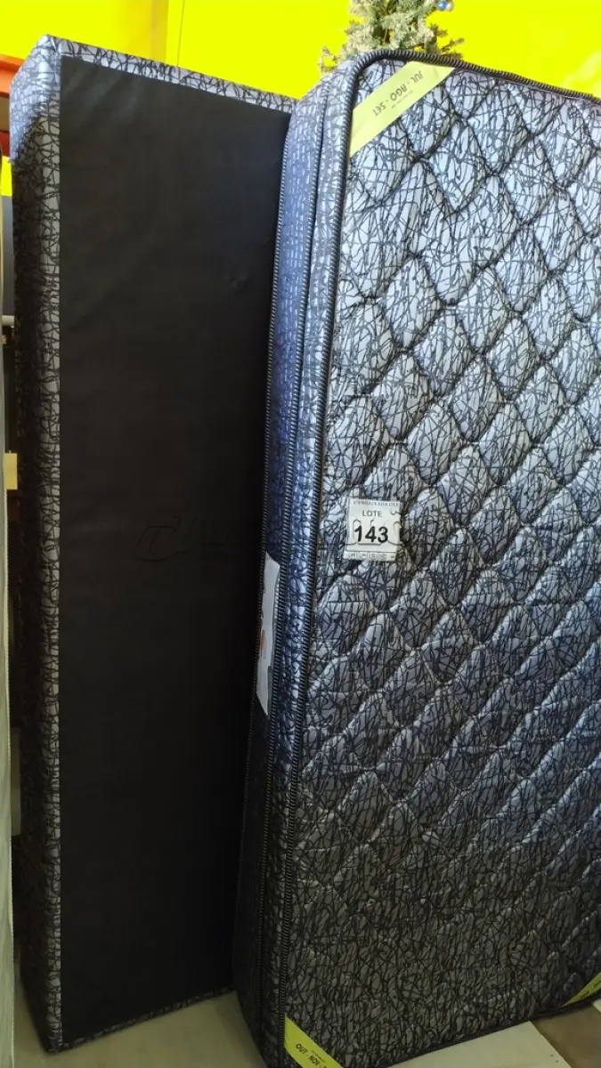 LOTE 143 - 01 COLCHÃO SOLTEIRO. (NO ESTADO EM QUE SE ENCONTRA. SUJEITO A AVARIAS OCULTAS/VISÍVEIS.) AU2477C