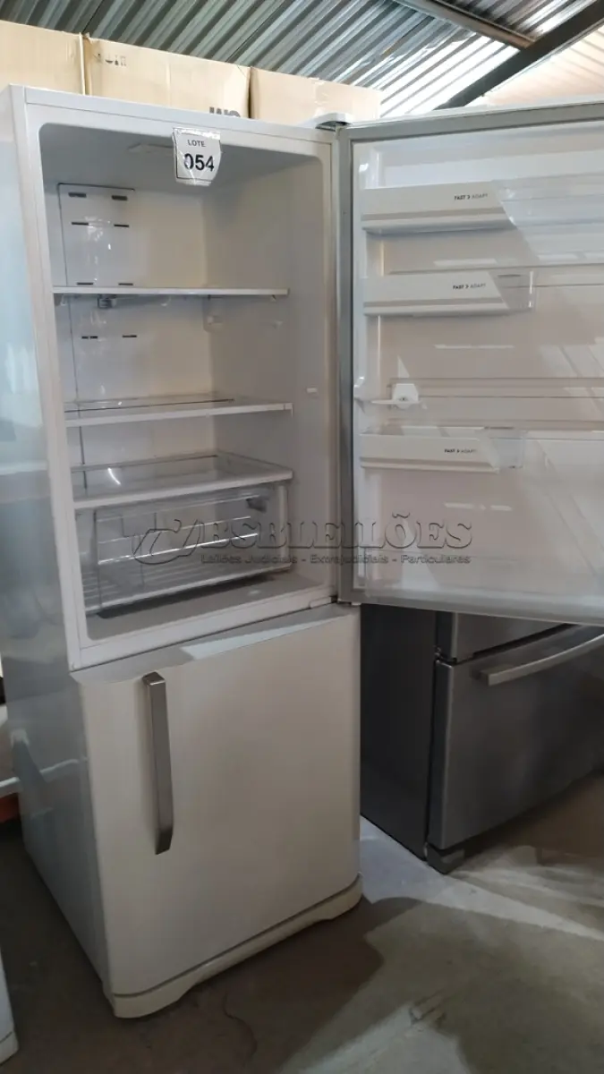 LOTE 054 - 01 GELADEIRA ELECTROLUX 220V. (NO ESTADO EM QUE SE ENCONTRA. SUJEITO A AVARIAS OCULTAS/VISÍVEIS.)  BF8677E