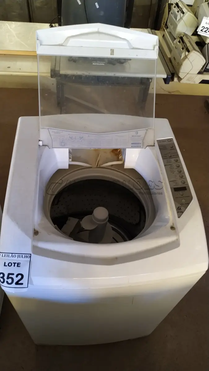 LOTE 352 - 01 MÁQUINA DE LAVAR ROUPAS BRASTEMP 8KG 220V. (NO ESTADO) ATENÇÃO! FAZER A VISITAÇÃO ANTES DE ARREMATAR, NÃO SABEMOS SE FUNCIONA. LEILÃO NÃO TEM GARANTIA E NEM DEVOLUÇÃO, SUJEITO A POSSÍVEIS AVARIAS VISÍVEIS/OCULTAS E/OU AUSÊNCIA DE COMPONENTES.