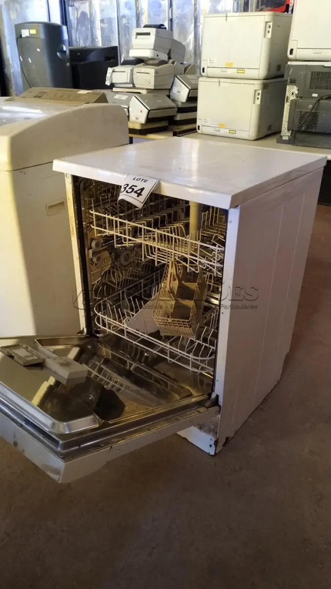 LOTE 354 - 01 LAVA LOUÇAS BOSCH 220V. (NO ESTADO) ATENÇÃO! FAZER A VISITAÇÃO ANTES DE ARREMATAR, NÃO SABEMOS SE FUNCIONA. LEILÃO NÃO TEM GARANTIA E NEM DEVOLUÇÃO, SUJEITO A POSSÍVEIS AVARIAS VISÍVEIS/OCULTAS E/OU AUSÊNCIA DE COMPONENTES.