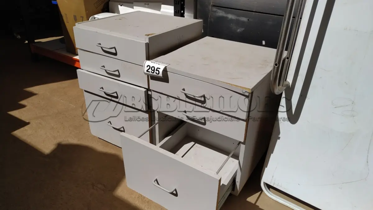 LOTE 295 - 02 GAVETEIROS EM MADEIRA PARA ESCRITÓRIO. (NO ESTADO) ATENÇÃO! FAZER A VISITAÇÃO ANTES DE ARREMATAR, NÃO SABEMOS SE FUNCIONA. LEILÃO NÃO TEM GARANTIA E NEM DEVOLUÇÃO, SUJEITO A POSSÍVEIS AVARIAS VISÍVEIS/OCULTAS E/OU AUSÊNCIA DE COMPONENTES.