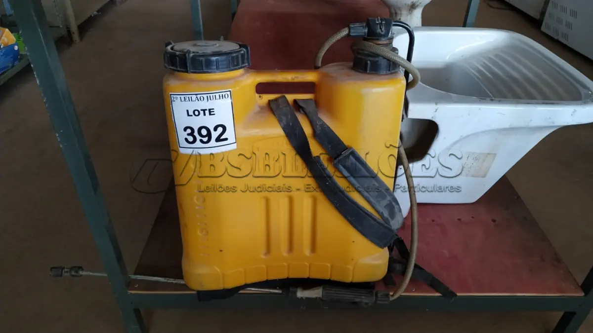 LOTE 392 - 01 PULVERIZADOR PARA VENENO. (NO ESTADO) ATENÇÃO! FAZER A VISITAÇÃO ANTES DE ARREMATAR, NÃO SABEMOS SE FUNCIONA. LEILÃO NÃO TEM GARANTIA E NEM DEVOLUÇÃO, SUJEITO A POSSÍVEIS AVARIAS VISÍVEIS/OCULTAS E/OU AUSÊNCIA DE COMPONENTES.