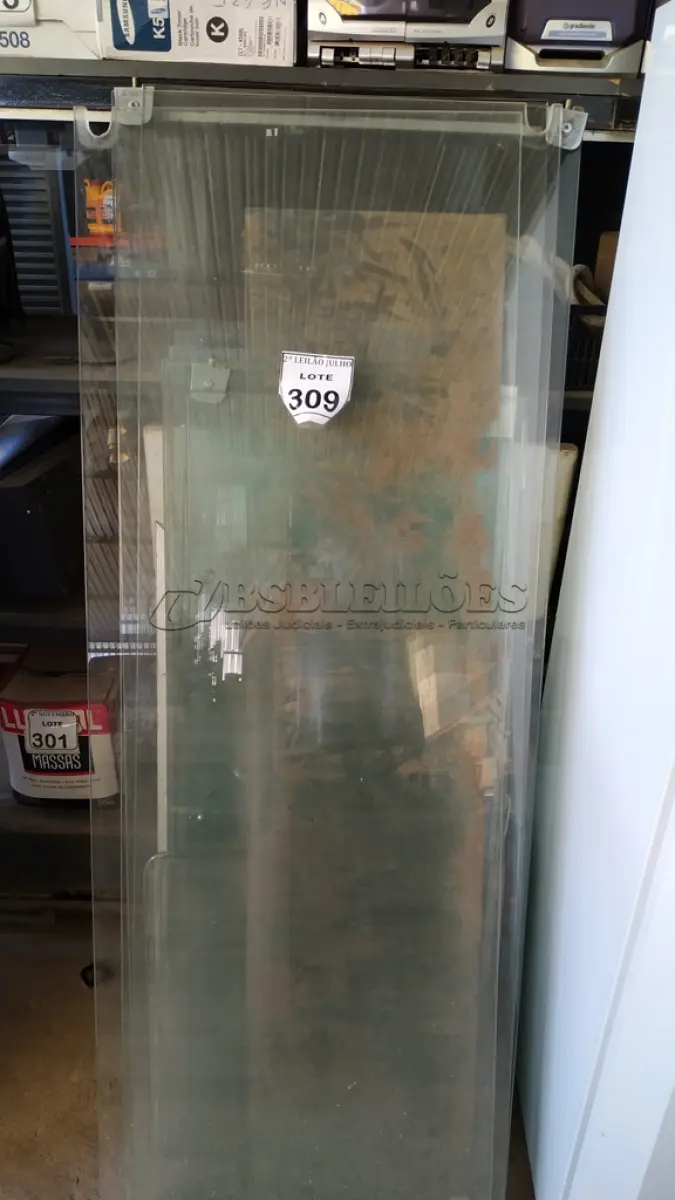 LOTE 309 - 01 LOTE COM VÁRIOS VIDROS AVULSOS DE VITRINE. (NO ESTADO) ATENÇÃO! FAZER A VISITAÇÃO ANTES DE ARREMATAR, NÃO SABEMOS SE FUNCIONA. LEILÃO NÃO TEM GARANTIA E NEM DEVOLUÇÃO, SUJEITO A POSSÍVEIS AVARIAS VISÍVEIS/OCULTAS E/OU AUSÊNCIA DE COMPONENTES.