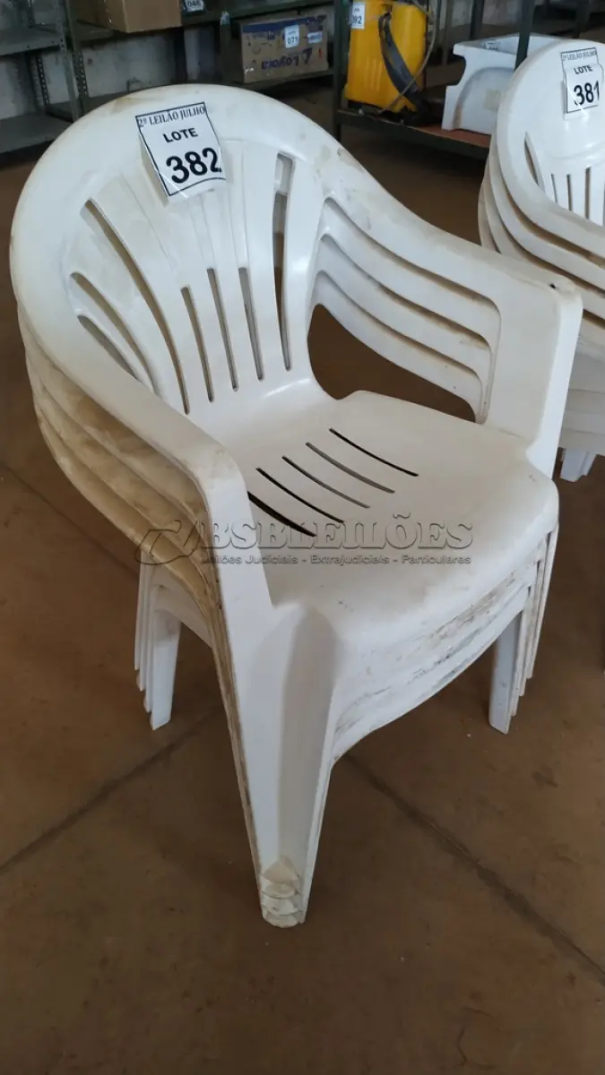 LOTE 382 - 04 CADEIRAS DE PLÁSTICO. (NO ESTADO) ATENÇÃO! FAZER A VISITAÇÃO ANTES DE ARREMATAR, NÃO SABEMOS SE FUNCIONA. LEILÃO NÃO TEM GARANTIA E NEM DEVOLUÇÃO, SUJEITO A POSSÍVEIS AVARIAS VISÍVEIS/OCULTAS E/OU AUSÊNCIA DE COMPONENTES.