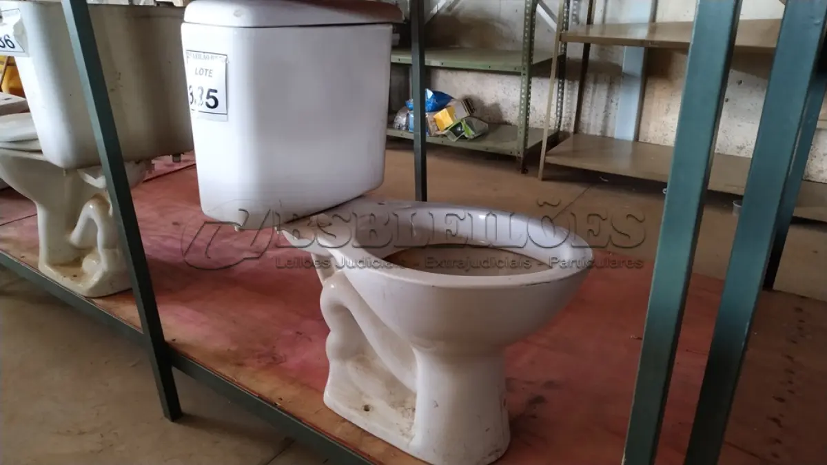 LOTE 385 - 01 VASO SANITÁRIO COM CAIXA ACOPLADA. (NO ESTADO) ATENÇÃO! FAZER A VISITAÇÃO ANTES DE ARREMATAR, NÃO SABEMOS SE FUNCIONA. LEILÃO NÃO TEM GARANTIA E NEM DEVOLUÇÃO, SUJEITO A POSSÍVEIS AVARIAS VISÍVEIS/OCULTAS E/OU AUSÊNCIA DE COMPONENTES.
