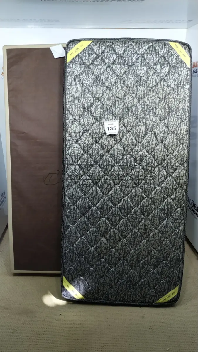 LOTE 135 - 01 COLCHÃO SOLTEIRO COM BASE. (NO ESTADO EM QUE SE ENCONTRA. SUJEITO A AVARIAS OCULTAS/VISÍVEIS.)  BJ7216L