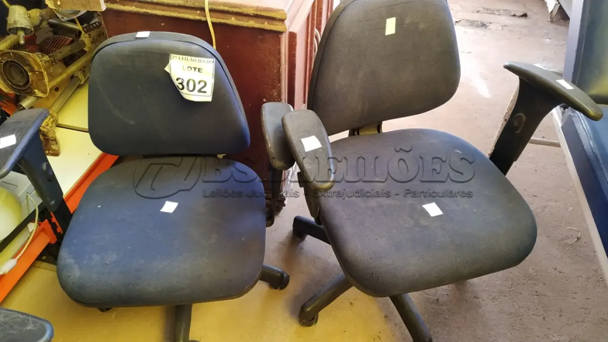 LOTE 302 - 02 CADEIRAS GIRATÓRIAS COM RODINHAS. (NO ESTADO) ATENÇÃO! FAZER A VISITAÇÃO ANTES DE ARREMATAR, NÃO SABEMOS SE FUNCIONA. LEILÃO NÃO TEM GARANTIA E NEM DEVOLUÇÃO, SUJEITO A POSSÍVEIS AVARIAS VISÍVEIS/OCULTAS E/OU AUSÊNCIA DE COMPONENTES.