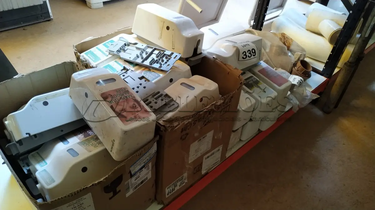 LOTE 339 - 01 LOTE COM GRANDE QUANTIDADE DE DISPENSER PARA SABÃO.(NO ESTADO) ATENÇÃO! FAZER A VISITAÇÃO ANTES DE ARREMATAR, NÃO SABEMOS SE FUNCIONA. LEILÃO NÃO TEM GARANTIA E NEM DEVOLUÇÃO, SUJEITO A POSSÍVEIS AVARIAS VISÍVEIS/OCULTAS E/OU AUSÊNCIA DE COMPONENTES.