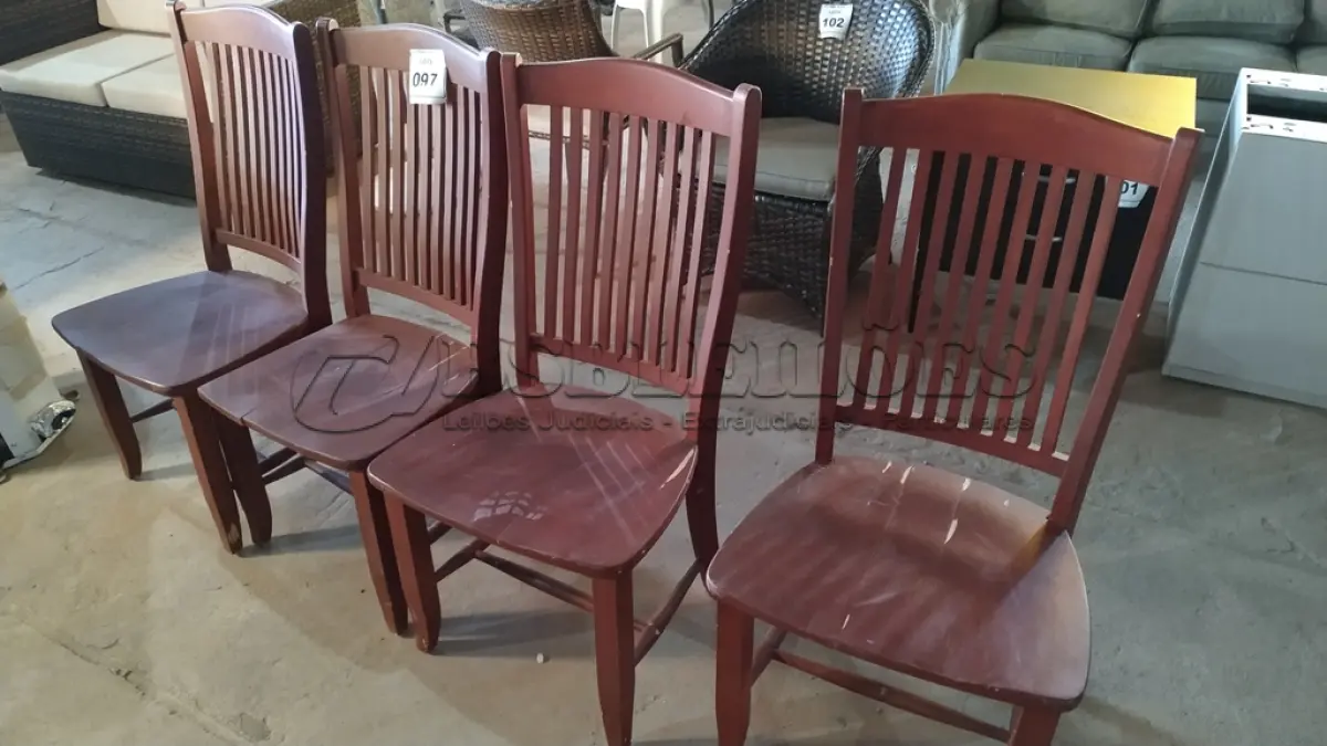 LOTE 097 - 04 CADEIRAS DE COZINHA. (NO ESTADO EM QUE SE ENCONTRA. SUJEITO A AVARIAS OCULTAS/VISÍVEIS.) AU2307K, AU2307G, U2307H, AU2307J
