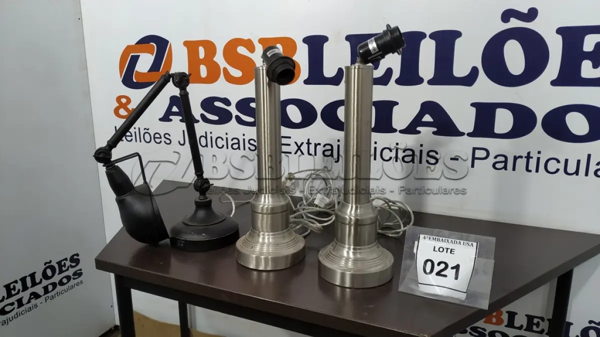 LOTE 021 - 03 ABAJURES DE MESA. (NO ESTADO EM QUE SE ENCONTRA. SUJEITO A AVARIAS OCULTAS/VISÍVEIS.) AU2174J, BJ7197K, AU2127W