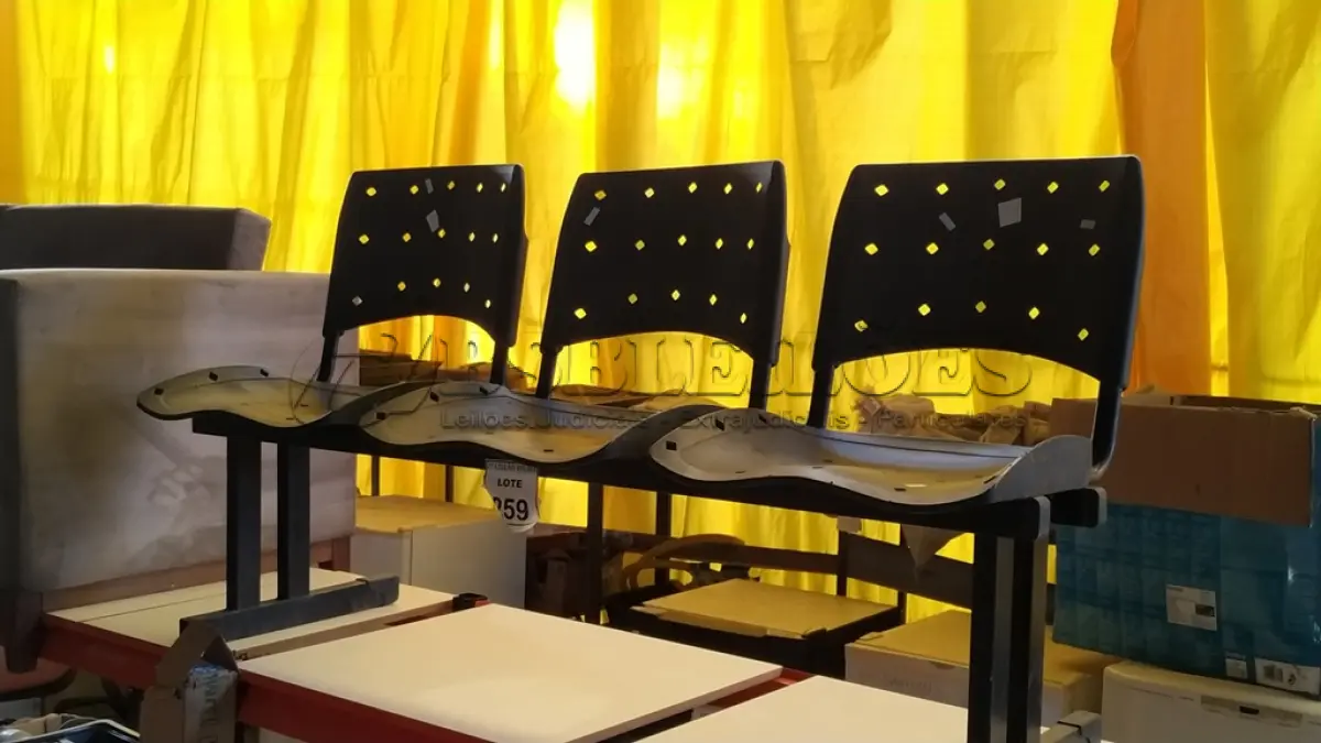 LOTE 259 - 01 LONGARINA COM 03 LUGARES. (NO ESTADO) ATENÇÃO! FAZER A VISITAÇÃO ANTES DE ARREMATAR, NÃO SABEMOS SE FUNCIONA. LEILÃO NÃO TEM GARANTIA E NEM DEVOLUÇÃO, SUJEITO A POSSÍVEIS AVARIAS VISÍVEIS/OCULTAS E/OU AUSÊNCIA DE COMPONENTES.