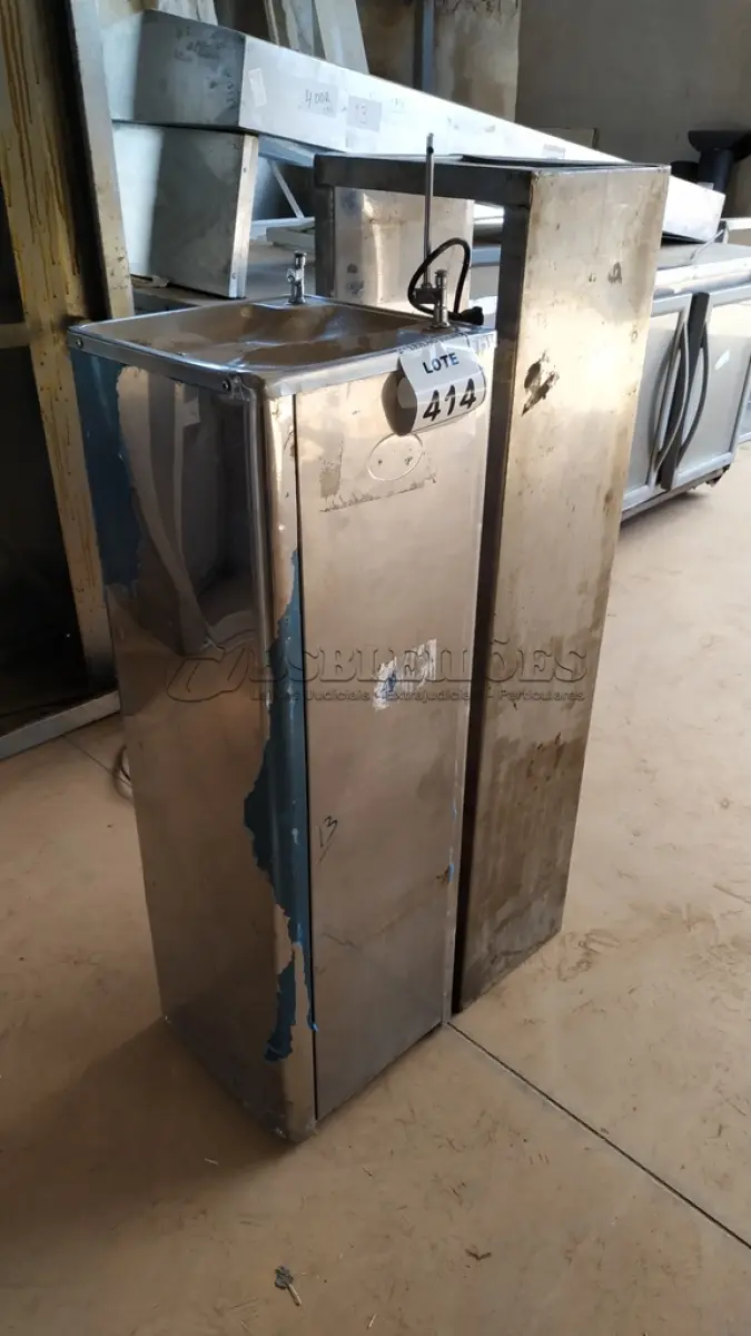 LOTE 414 - 01 BEBEDOURO EM INOX E 01 PRATELEIRA EM INOX. (NO ESTADO) ATENÇÃO! FAZER A VISITAÇÃO ANTES DE ARREMATAR, NÃO SABEMOS SE FUNCIONA. LEILÃO NÃO TEM GARANTIA E NEM DEVOLUÇÃO, SUJEITO A POSSÍVEIS AVARIAS VISÍVEIS/OCULTAS E/OU AUSÊNCIA DE COMPONENTES.