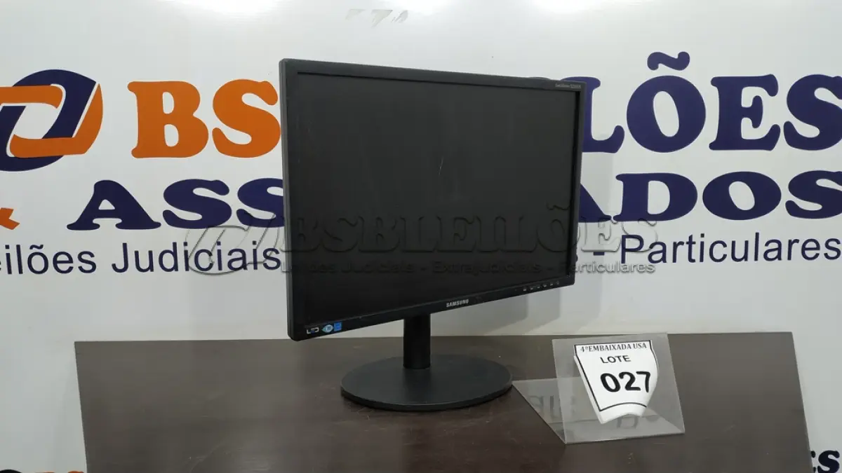 LOTE 027 - 01 MONITOR SAMSUNG.  (NO ESTADO EM QUE SE ENCONTRA. SUJEITO A AVARIAS OCULTAS/VISÍVEIS.)  AV9701D