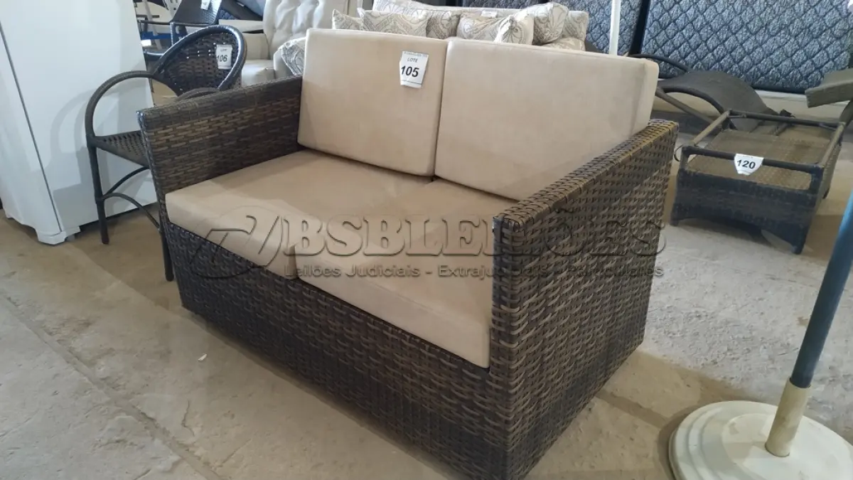 LOTE 105 - 01 SOFÁ DE JARDIM. (NO ESTADO EM QUE SE ENCONTRA. SUJEITO A AVARIAS OCULTAS/VISÍVEIS.) BF8656P