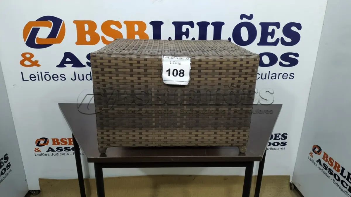 LOTE 108 - 01 MESA DE JARDIM. (NO ESTADO EM QUE SE ENCONTRA. SUJEITO A AVARIAS OCULTAS/VISÍVEIS.) AV9406M