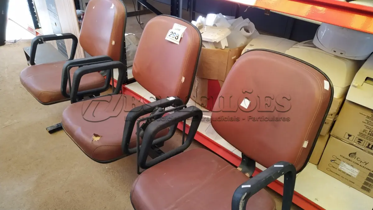 LOTE 298 - 01 LONGARINA COM 03 LUGARES. (NO ESTADO) ATENÇÃO! FAZER A VISITAÇÃO ANTES DE ARREMATAR, NÃO SABEMOS SE FUNCIONA. LEILÃO NÃO TEM GARANTIA E NEM DEVOLUÇÃO, SUJEITO A POSSÍVEIS AVARIAS VISÍVEIS/OCULTAS E/OU AUSÊNCIA DE COMPONENTES.