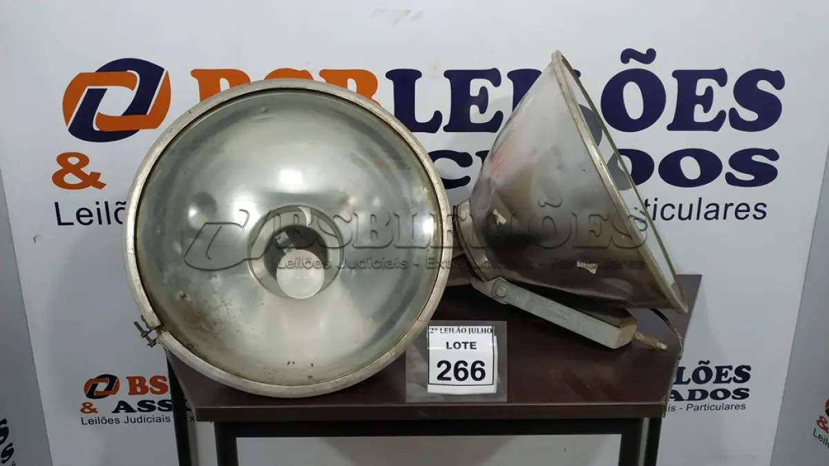 LOTE 266 - 02 LUMINÁRIAS PARA GALPÃO.  (NO ESTADO) ATENÇÃO! FAZER A VISITAÇÃO ANTES DE ARREMATAR, NÃO SABEMOS SE FUNCIONA. LEILÃO NÃO TEM GARANTIA E NEM DEVOLUÇÃO, SUJEITO A POSSÍVEIS AVARIAS VISÍVEIS/OCULTAS E/OU AUSÊNCIA DE COMPONENTES.