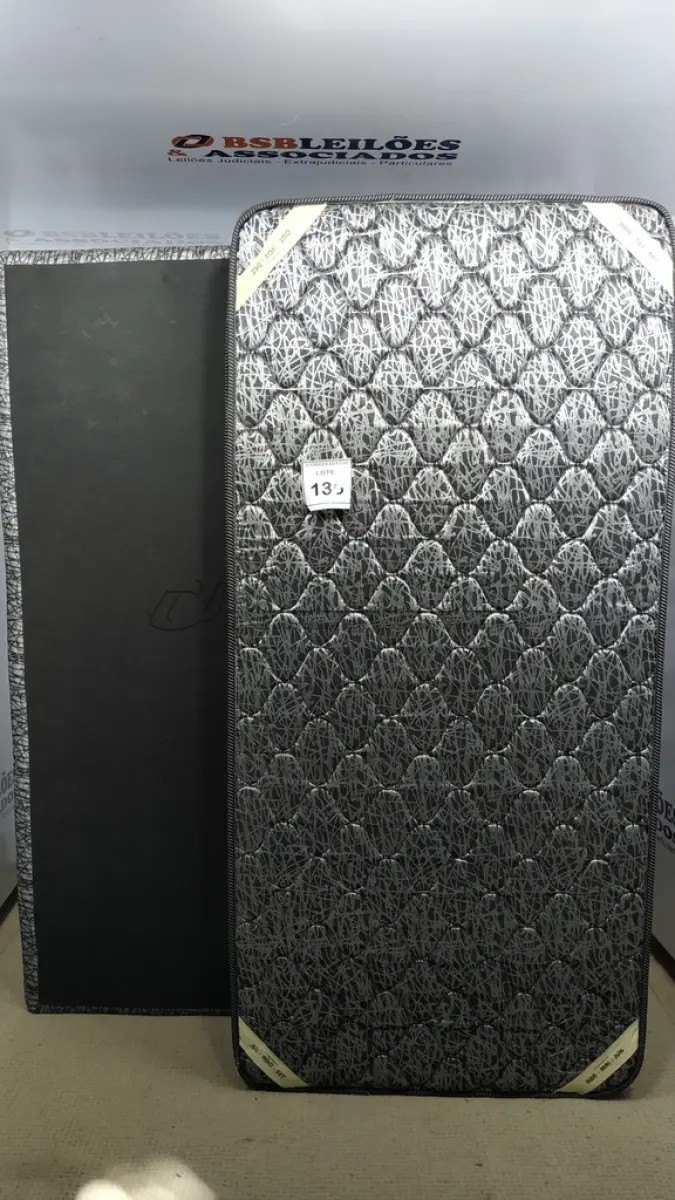 LOTE 136 - 01 COLCHÃO SOLTEIRO COM BASE. (NO ESTADO EM QUE SE ENCONTRA. SUJEITO A AVARIAS OCULTAS/VISÍVEIS.) AU2193P
