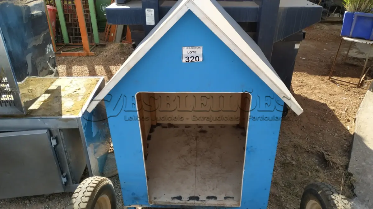 LOTE 320 - 01 CASA DE CACHORRO EM MADEIRA. (NO ESTADO) ATENÇÃO! FAZER A VISITAÇÃO ANTES DE ARREMATAR, NÃO SABEMOS SE FUNCIONA. LEILÃO NÃO TEM GARANTIA E NEM DEVOLUÇÃO, SUJEITO A POSSÍVEIS AVARIAS VISÍVEIS/OCULTAS E/OU AUSÊNCIA DE COMPONENTES.