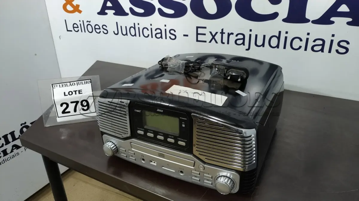 LOTE 279 - 01 TOCA DISCOS E FM. (NO ESTADO) ATENÇÃO! FAZER A VISITAÇÃO ANTES DE ARREMATAR, NÃO SABEMOS SE FUNCIONA, LEILÃO NÃO TEM GARANTIA E NEM DEVOLUÇÃO, SUJEITO A POSSÍVEIS AVARIAS VISÍVEIS/OCULTAS E/OU AUSÊNCIA DE COMPONENTES.