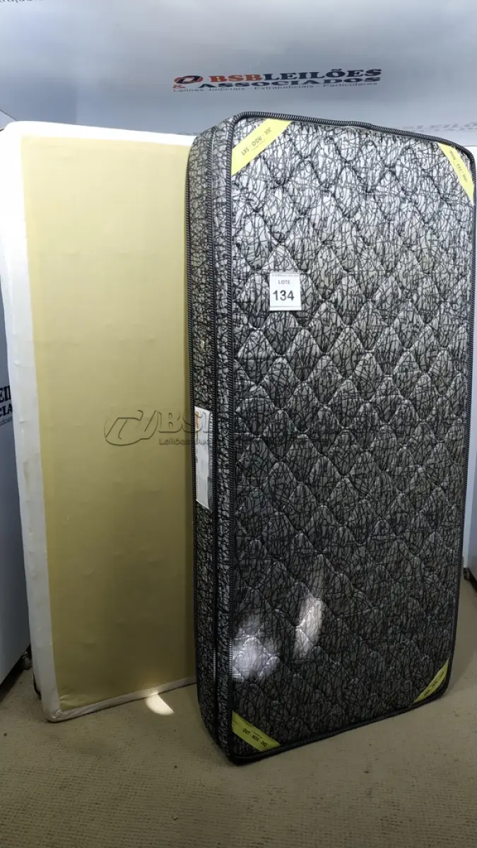 LOTE 134 - 01 COLCHÃO SOLTEIRO COM BASE.  (NO ESTADO EM QUE SE ENCONTRA. SUJEITO A AVARIAS OCULTAS/VISÍVEIS.)  AU2473U/ AV9917J