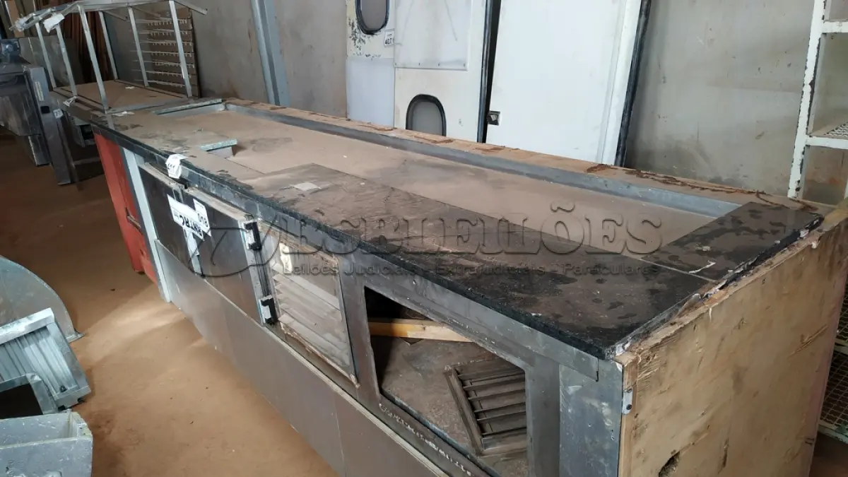 LOTE 411 - 01 BALCÃO EXPOSITOR REFRIGERADO. (NO ESTADO) ATENÇÃO! FAZER A VISITAÇÃO ANTES DE ARREMATAR, NÃO SABEMOS SE FUNCIONA. LEILÃO NÃO TEM GARANTIA E NEM DEVOLUÇÃO, SUJEITO A POSSÍVEIS AVARIAS VISÍVEIS/OCULTAS E/OU AUSÊNCIA DE COMPONENTES.