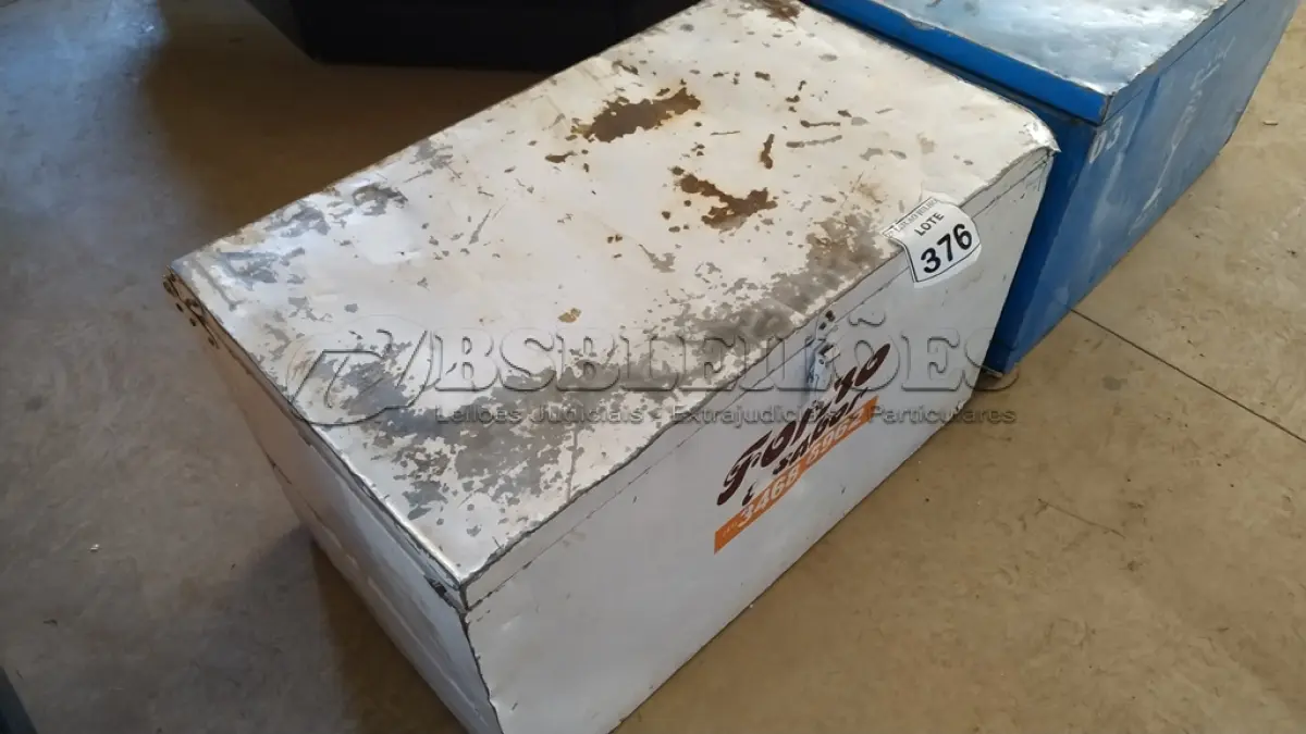 LOTE 376 - 01BAÚ TÉRMICO NA COR BRANCA. (NO ESTADO) ATENÇÃO! FAZER A VISITAÇÃO ANTES DE ARREMATAR, NÃO SABEMOS SE FUNCIONA. LEILÃO NÃO TEM GARANTIA E NEM DEVOLUÇÃO, SUJEITO A POSSÍVEIS AVARIAS VISÍVEIS/OCULTAS E/OU AUSÊNCIA DE COMPONENTES.