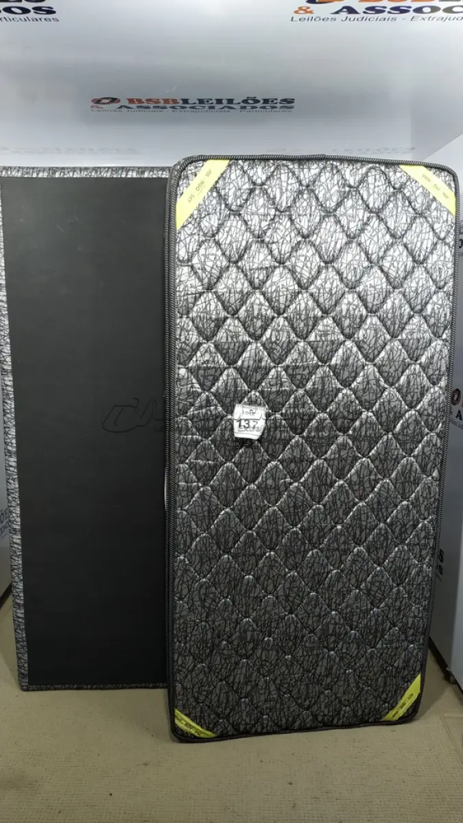 LOTE 137 - 01 COLCHÃO SOLTEIRO COM BASE. (NO ESTADO EM QUE SE ENCONTRA. SUJEITO A AVARIAS OCULTAS/VISÍVEIS.)  BJ7216K